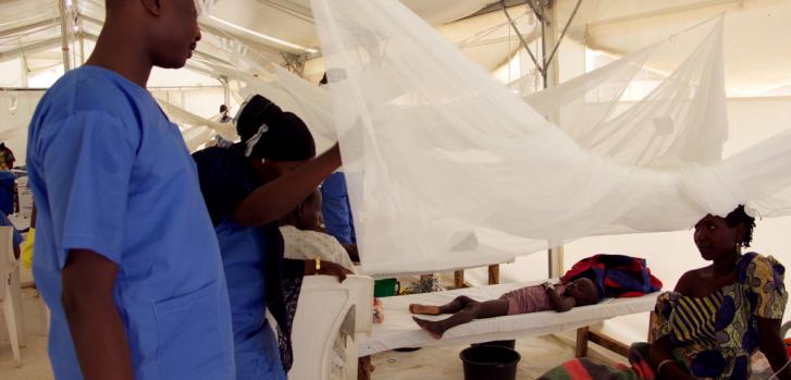 Ayesha y John, miembros del equipo de salud de MSF, hablan con Khadija, una paciente con sospecha de padecer cólera. Khadija y su esposo estuvieron 3 días haciendo un tratamiento en el Centro de Tratamiento del Cólera (CTC) en Dala, Maiduguri. Ambos son desplazados internos (IDPs) de Dikwa, Borno y están actualmente viviendo en el campo de Muna. © Nitin George/MSF