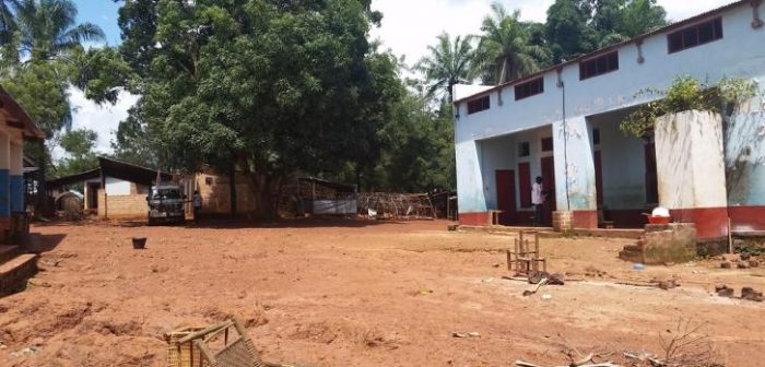 En la foto el Hospital de Zemio, en República Centroafricana, que ha quedado desierto luego de que los ataques de  grupos armados obligaran a la población a abandonar la zona. ©Josh Rosenstein/MSF