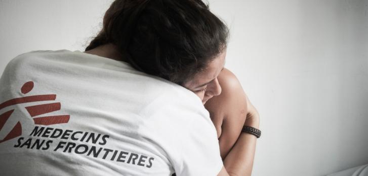 Esta paciente de 18 años ha acudido a la clínica de Choloma, México, para recibir atención médica y de salud mental después de sufrir violencia doméstica. Tiene 2 meses de embarazo.Christina Simons/MSF