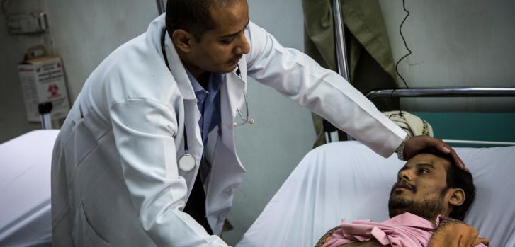 Dr. Ahmed al Jouneid - responsable del departamento de emergencias del hospital universitario Al Koweit en Sana'a, Yemen. - examinando a un paciente yemení. En los últimos 12 meses, los salarios de los trabajadores sanitarios no fueron pagados, o algunos en una cantidad limitada, incrementando las dificultades para brindar una buena atención médica. ©Florian SERIEX