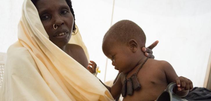 Mustapha, de 18 meses, ha pasado dos días en la unidad de tratamiento del cólera de MSF. Aquí, con su madre de 50 años, Yakolo Buno, que huyó a pie de su casa en Konduga y ahora vive en el campo de  Muna Garage.  ©Nitin George/MSF