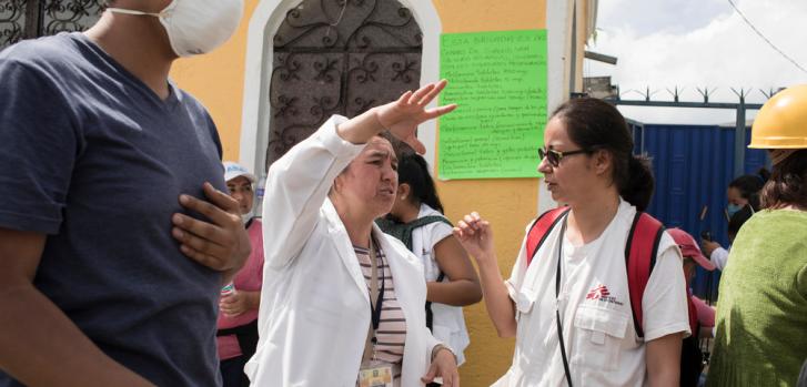 Diana Hernández, del equipo de MSF, habla con la portavoz de un grupo de atención sanitaria en San Gregorio. ©Jordi Ruiz Cirera