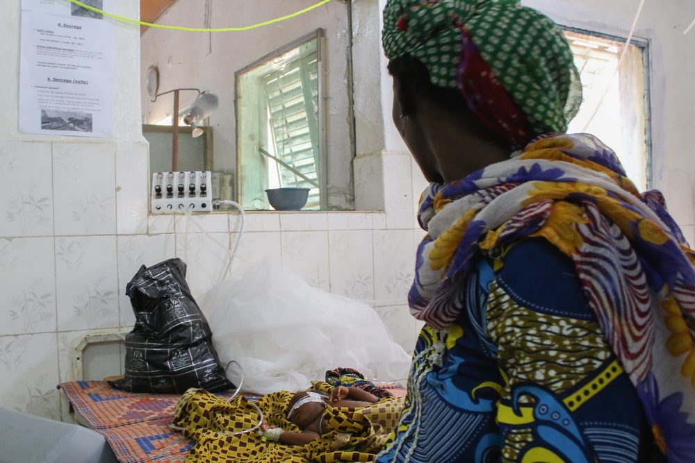Absatou y su hija Fassouma dentro de la unidad de cuidados intensivos pediátricos en el hospital Magaria.