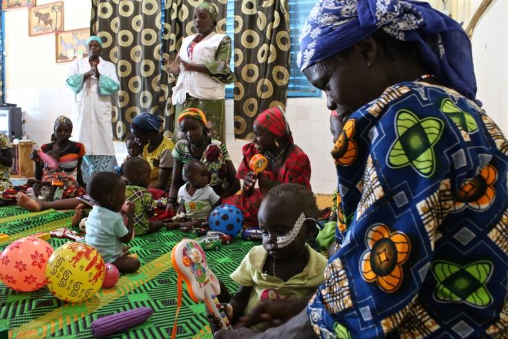 Hospital de Madaoua -  Una sesión psicológica para niños que padecen desnutrición a cargo de Saratou Rabe Nanaka y Seybou Sakada. Cada día, los equipos de MSF organizan actividades psicológicas para los niños y sus madres. 