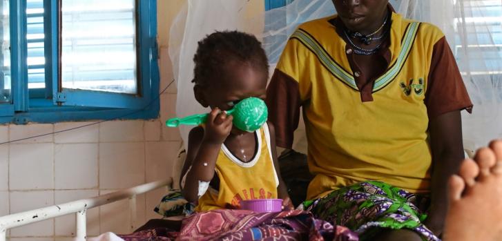 Hospital de Madaoua, Níger. Dentro de la guardia del uno de nuestros centros de tratamiento alimentario, Hassira Amidine recibe la porción de leche para su hija de 2 años que padece desnutrición, Binta Saliou.  ©Sarah Pierre/MSF