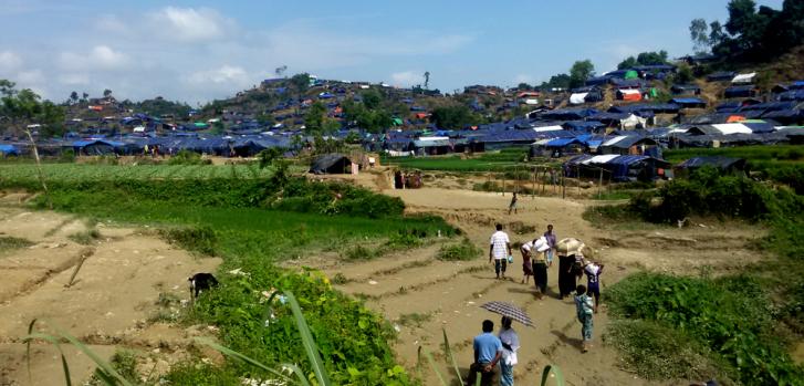 La vista desde el asentamiento informal en Unchiparang, Bangladesh, en donde las tiendas de campaña cubren la colina. Detrás de esta colina hay tres más, y en total hay 33.000 personas viviendo en esta región. Cada tienda de campaña alberga a una media de 21 personas. © Paul Andrew Jabor/MSF