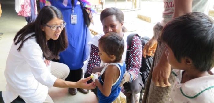 La Dra. Joanne Liu, presidente Internacional de MSF, visita el hospital de Kutupalong, y conoce a un niña rohingya que pudo recuperarse del tétanos, después de haber estado 3 semanas en el hospital. El tétanos es una enfermedad que fue eliminada de muchas partes del mundo a través de vacunaciones, pero no en el noreste de Myanmar, que es de donde huyeron esta niña y su familia. ©Amelia Freelander/MSF