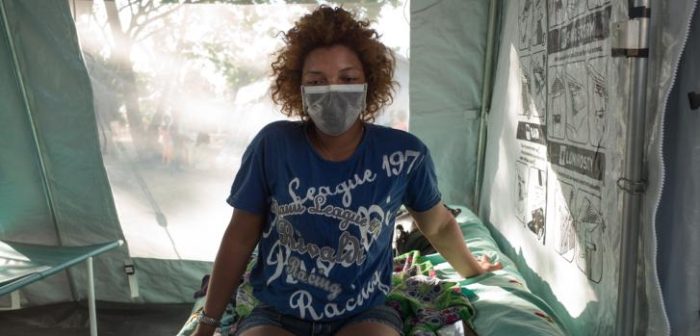 Melle Marie Florencia, 22 años - Fue diagnosticada con la peste y fue admitida al centro de salud el 17 de octubre. Tendrá que quedarse dentro en la instalación hasta el 24 de octubre, para luego poder continuar con su tratamiento. ©RIJASOLO