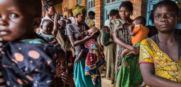 Un grupo de mujeres y niños esperan para entrar a su consulta (para saber si los niños tienen o no desnutrición) en la clínica de Mayi Munene, Región de Kasai, República Democrática del Congo (RDC). Muchas personas de la región aún temen que el conflicto estallará de nuevo en su pueblo. © Marta Soszynska