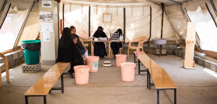 La sala de clasificación se encuentra a la entrada del Centro de Tratamiento del Cólera de MSF. Aquí, los equipos de MSF observan si los pacientes tienen síntomas de cólera y evalúan si necesitan ser hospitalizados. En el pico del brote, la carpa estaba llena de pacientes. Hospital Al Thawra / Gobernación de Qaeda / Ibb.  ©Florian SERIEX / MSF