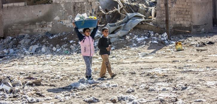 Dos niños en el distrito de Al Mishlab, en el este de Raqa.  ©Diala Ghassan/MSF