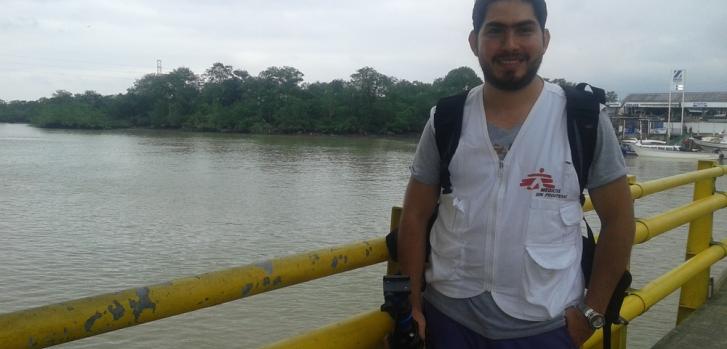 El psicólogo Jonathan Martínez en Buenaventura, donde MSF tiene un proyecto de atención en salud mental a víctimas de los diferentes tipos de violencia. ©MSF