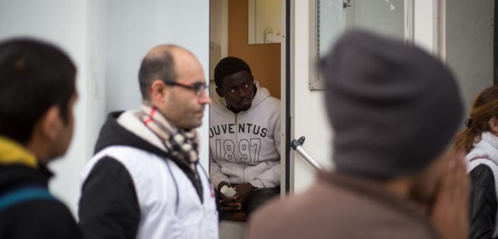 En la parte trasera de la clínica móvil, los pacientes esperan sus turnos para ser atendidos por el doctor. ©MSF