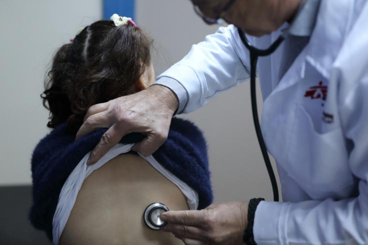 Buthaina durante un examen médico. © Maya Abu Ata