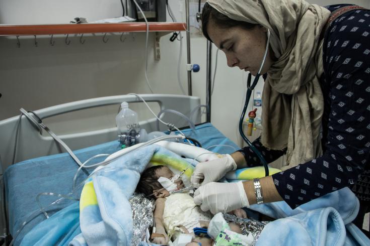 La Dra. Beatriz Valle de MSF atiende a Amran, un bebé de 17 días de edad, en el hospital Al Khansaa en Mosul, al norte de Iraq. Nació con la tráquea y el esófago unidos, lo que significaba que todo lo que bebía entraba en sus pulmones.