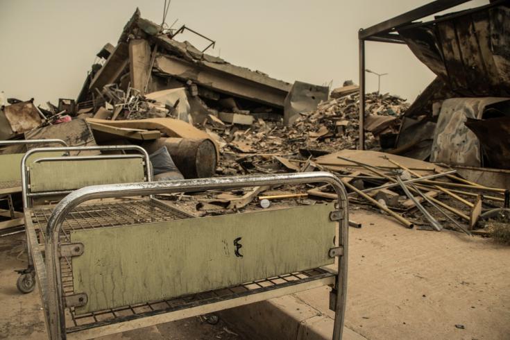 Las antiguas camas de hospital estaban abandonadas en los terrenos del hospital Al Khansaa en Mosul Este, en el norte de Iraq. El hospital sufrió daños severos cuando Mosul fue retomado del grupo Estado Islámico en 2016 y 2017. © Sacha Myers / MSF