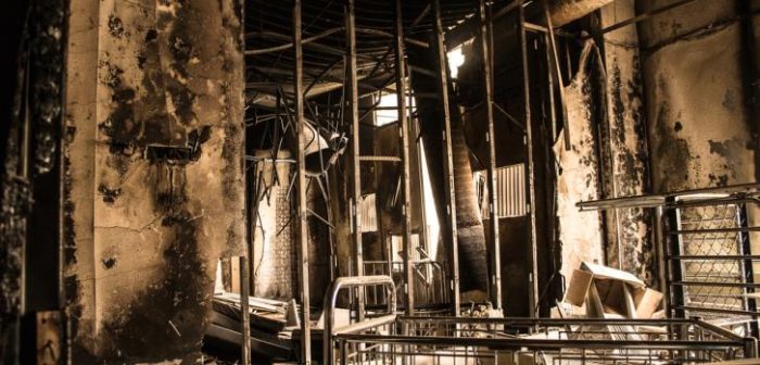 Un esqueleto quemado de madera y metal es todo lo que queda de la sala de pediatría en el hospital Al Khansaa en Mosul, al norte de Iraq. El hospital sufrió daños severos cuando Mosul fue retomado del grupo Estado Islámico en 2016 y 2017. © Sacha Myers/MSF