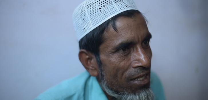 Abu Ahmad, de 52 años, huyó de Myanmar con su hija menor, Rokia, de 10 años. ©Ikram N'gadi