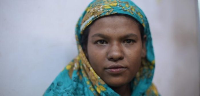 Jamila tiene 25 años y su esposo es ciego. Ella dio a luz a su tercer hijo, de tan solo 15 días, en la clínica de Kutupalong en Cox’s Bazar, Bangladesh. Su bebé sufre una desnutrición severa. ©Ikram N'gadi
