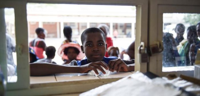 Un paciente retirando su medicamento en la clínica de la farmacia en Epworth, Zimbabwe, donde las enfermeras realizaron capacitaciones para administran el tratamiento del VIH y la tuberculosis. Septiembre 2017.
Ikram N'gadi