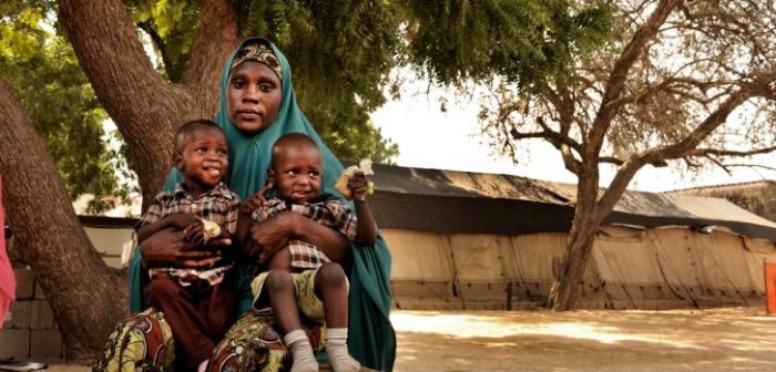 Raha Mohammed y su familia huyeron hace dos años de Bama debido a los combates. En esta foto está sentada junto a sus dos gemelos de 2 años, Hassan y Hussein, mientras nos cuenta su historia. Los pequeños ingresaron con malaria y conjuntivitis. “Llevamos dos días [en la clínica de MSF en Gwange], pero ya están mejorando. Nos cuidan bien aquí…y es gratis”, relata.