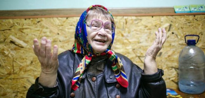 Valentina, 75 años, en la clínica móvil de Mariupol. Allí, un doctor, dos enfermeras y un psicólogo reciben consultas y proporcionan tratamiento a personas afectadas por el conflicto en el este de Ucrania.Amnon Gutman/MSF