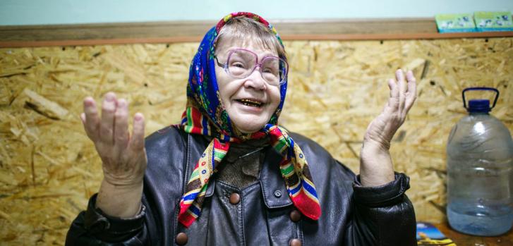 Valentina, 75 años, en la clínica móvil de Mariupol. Allí, un doctor, dos enfermeras y un psicólogo reciben consultas y proporcionan tratamiento a personas afectadas por el conflicto en el este de Ucrania.Amnon Gutman/MSF