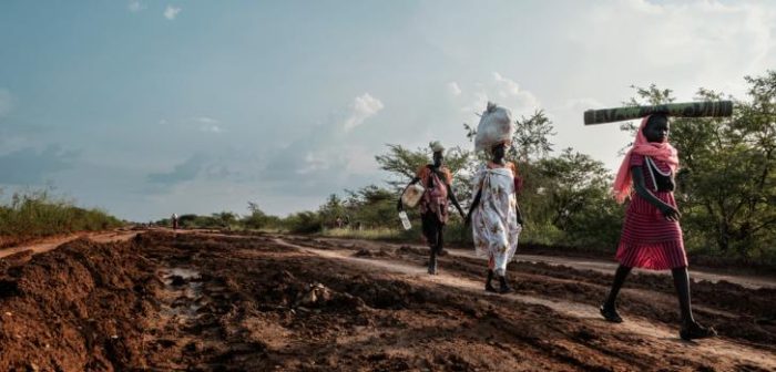 Un grupo de mujeres en el camino hacia el centro de protección de civiles de Bentiu y su hospital, en septiembre de 2017.Peter Bauza