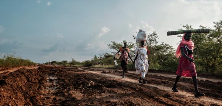 Un grupo de mujeres en el camino hacia el centro de protección de civiles de Bentiu y su hospital, en septiembre de 2017.Peter Bauza