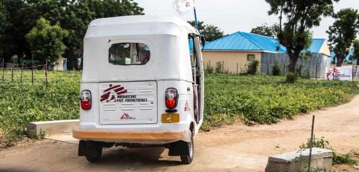 Nuestro equipo en Gwoza, en el noreste de Nigeria, convirtió en ambulancias los populares motocarros, conocidos allí como keke-napeps, porque los vehículos más grandes como automóviles estaban restringidos por los militares debido al conflicto.Nitin George/MSF