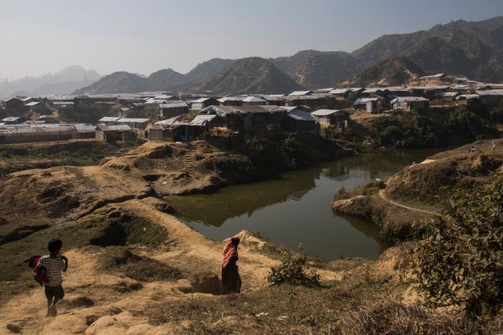 Asentamiento de refugiados cerca del campo de Nayapara, Bangladesh.