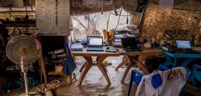 La mesa de trabajo del Dr. Tom Niccol en Sudán del Sur.Frederic NOY/COSMOS