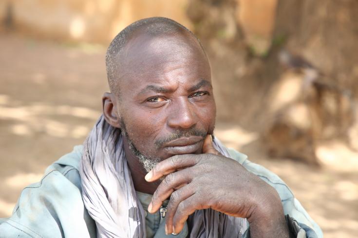Amadou, agricultor originario de Douentza, en Mali, acompaña a su esposa Awa al Centro de Salud de Referencia de Douentza.