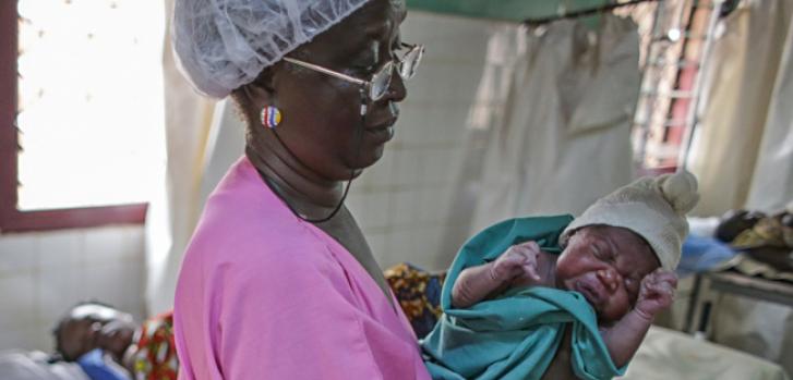 Una partera con un bebé recién nacido en Castors.Alberto Rojas/MSF