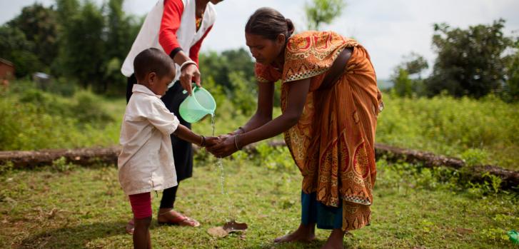 Madre e hijo en un centro de salud en India, aprendiendo prácticas básicas de higiene en el marco del programa comunitario contra la desnutrición.NIKHIL ROSHAN