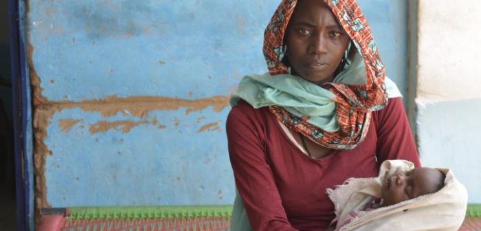 Zarga, de 20 años, es de Sudán del Sur y tiene dos niños. Ahora se encuentra en el centro de salud de MSF en el campo de Kario, Sudán, donde su hija de seis meses recibe atención médica.MSF/Jinane Saad