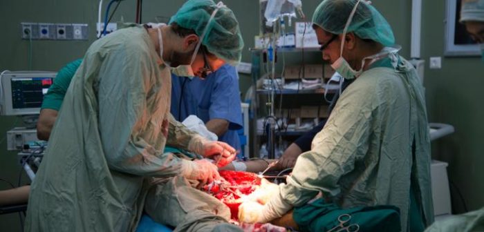 Un herido durante la llamada Gran Marcha del Retorno es operado en Al-Aqsa.Aurelie Baumel/MSF