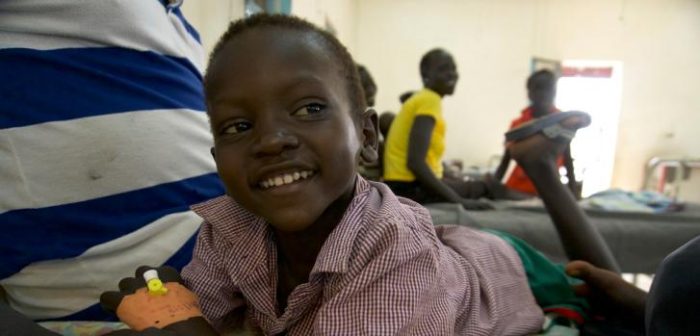 Mande recibe tratamiento contra una infección del tracto respiratorio en nuestra clínica del campo de refugiados de Doro, en Sudán del Sur.Sarah Murphy/MSF