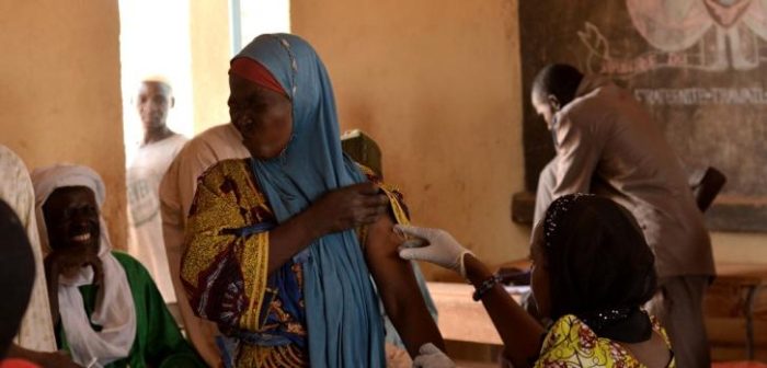 Una mujer es vacunada en un sitio establecido en su pueblo por MSF y el Ministerio de Salud. Más de 33.620 personas entre 2 y 29 años fueron vacunadas durante esa campaña.Elise Mertens/MSF