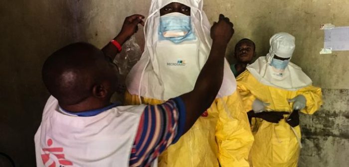 Personal del equipo preparándose para entrar al Centro de Tratamiento de ébola en Bikoro.Hugues Robert/MSF