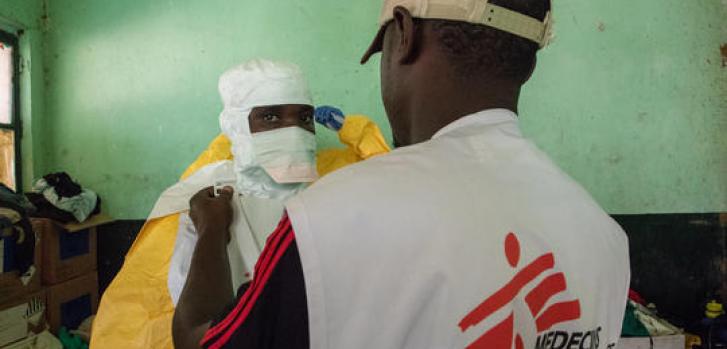 Profesionales de MSF se preparan en el Centro de Tratamiento de Ébola en Bikoro. MSF/Louise Annaud
