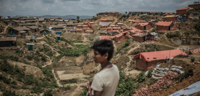 En la periferia del campo de refugiados de Kutupalong, las organizaciones humanitarias refuerzan las bases de nuevos refugios para la población refugiada.Pablo Tosco/Angular