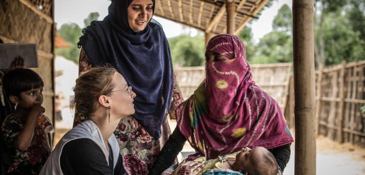 Consulta en el el asentamiento de refugiados rohingyas de Hakimpara, en Bangladesh. La mayor parte de los más de 700.000 refugiados provienen de la provincia de Rakhine en la vecina Myanmar.Pablo Tosco/Angular