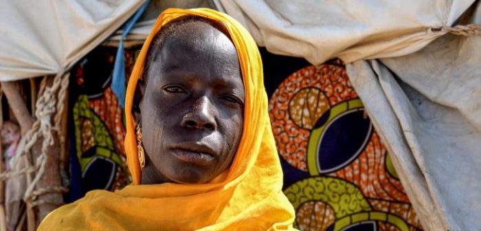 Konama, de 25 años, es una refugiada de Nigeria. Huyó de su hogar con tres niños y se instaló en un campo informal cerca de la ciudad de Driffa.MSF/Elise Mertens