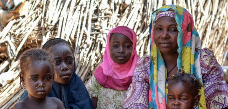 Saya, de 25 años, es una refugiada de Nigeria. Huyó de su aldea hace tres años y se asentó en un campo informal en Diffa, donde tiene que sobrevivir en condiciones precarias con sus cuatro hijas. MSF/Elise Mertens