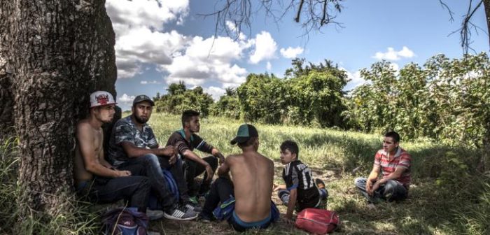 Unos jóvenes migrantes cerca del Albergue "La 72", que coge a migrantes y refugiados en Tenosique, México.Juan Carlos Tomasi