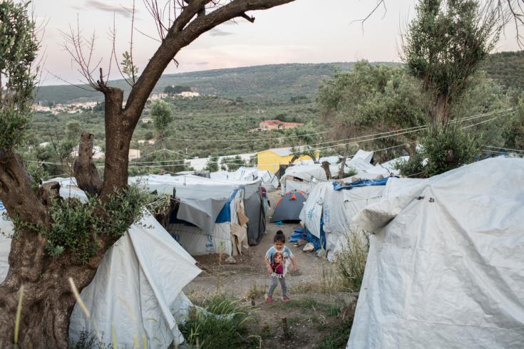 Niña en un campo de refugiados en la isla de Lesbos.