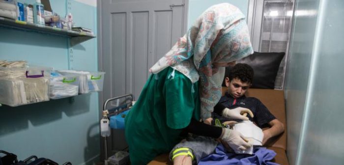 Abdullah al-Anqar, de 13 años, durante el cuidado post-operatorio en la clínica de MSF en Gaza. Junio de 2018.Heidi Levine/Sipa Press