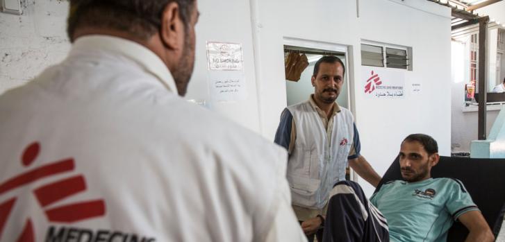 Palestinos que fueron heridos por el ejército israelí llegan para los cuidados post-operatorios a la clínica de MSF en Gaza. Foto del 6 de Junio de 2018.Heidi Levine/Sipa Press