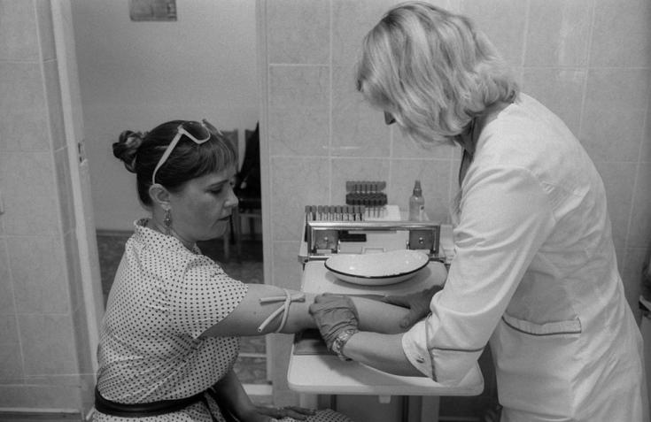 Olena Melnikova en una prueba de carga viral para hepatitis C.
